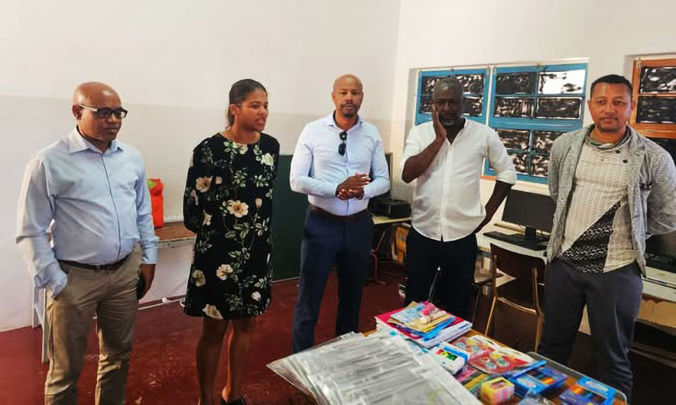 E𝐧𝐭𝐫𝐞𝐠𝐚 𝐝𝐞 𝐦𝐚𝐭𝐞𝐫𝐢𝐚𝐢𝐬 𝐞𝐬𝐜𝐨𝐥𝐚𝐫𝐞𝐬